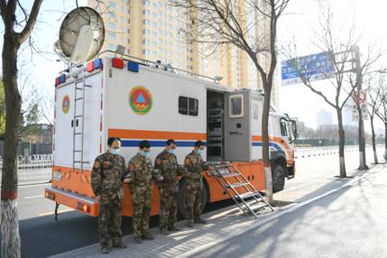 山西省人防辦信息保障中心值守人員肅立默哀，向英雄致敬、愿逝者安息